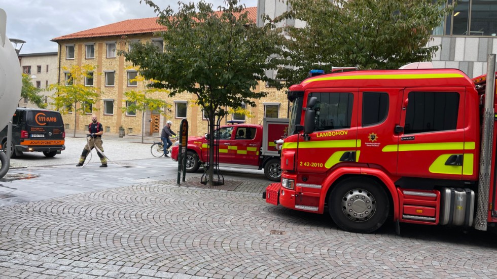 Tre enheter från räddningstjänsten samverkade med fastighetsägaren för att få ut allt vatten från lokalerna vid Farbror Mellins torg i centrala Linköping.