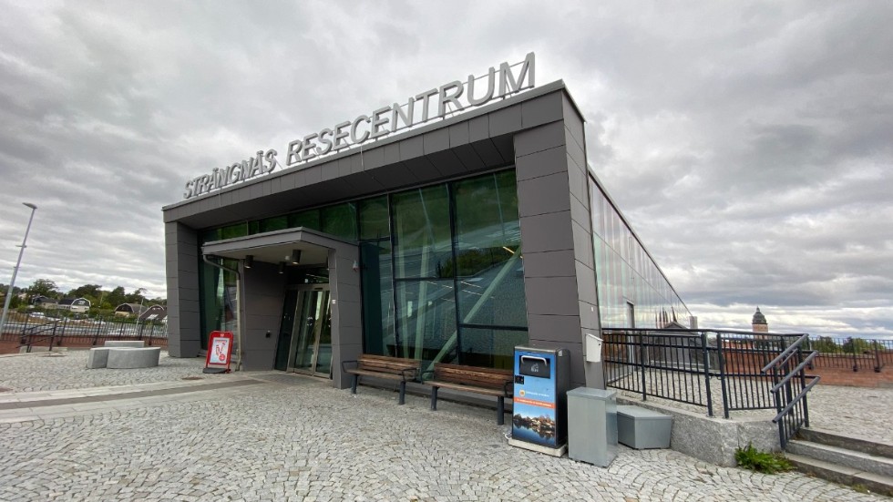 Misshandeln ägde rum på resecentrum i samband med en av de uppstyrda fajter som ungdomar arrangerade på flera platser i Strängnäs i vintras.