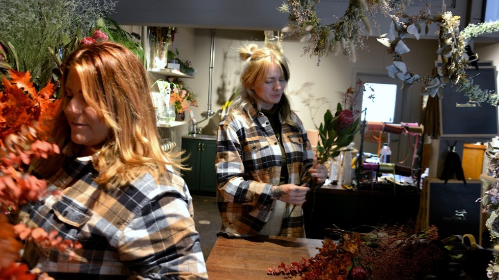 Louise Bäckstrand och Pyttan Spetz i Sofielunds blomsterhandel efter deras fjärdeplats i floristtävlingen.