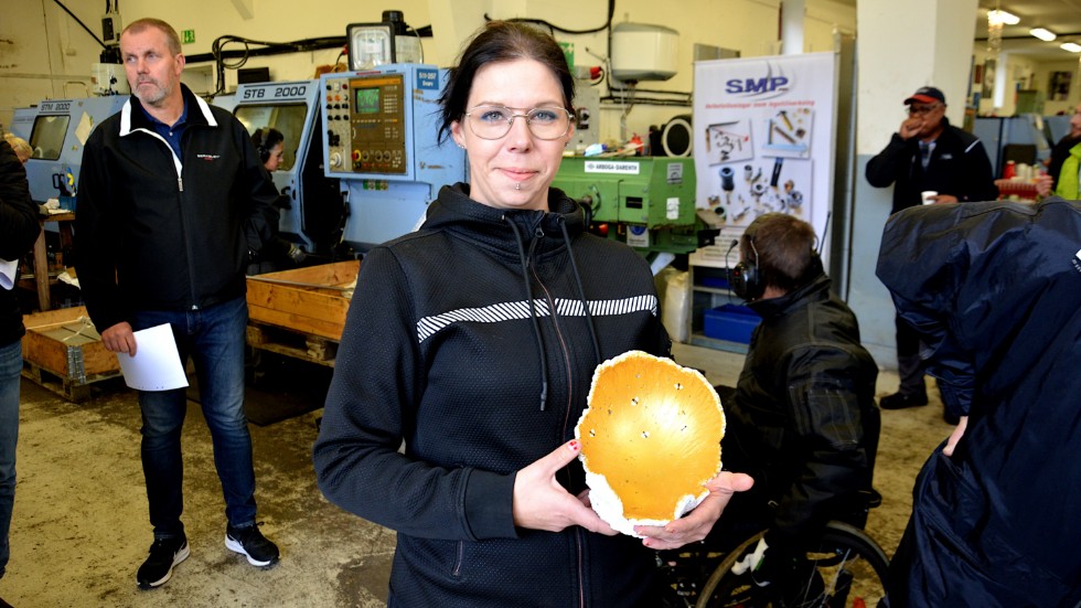 Emma Nimmerfalk visar ett "drakägg" där hon använt en uppblåst ballong som form för att lägga på betongmaterialet.