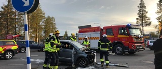 Mopedbil i våldsam krock