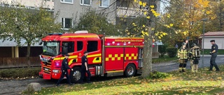 "Rådigt" vittne kunde släcka brand i trapphus till flerfamiljshus