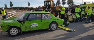 Folkraceförare till sjukhus efter krasch