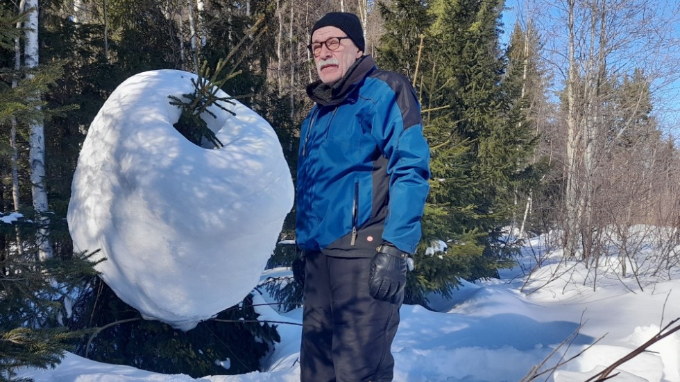 Här står Kennet Pettersson från byn Forsnäs utanför Burträsk med grannen som han upptäckte för några dagar sedan under en promenad. 