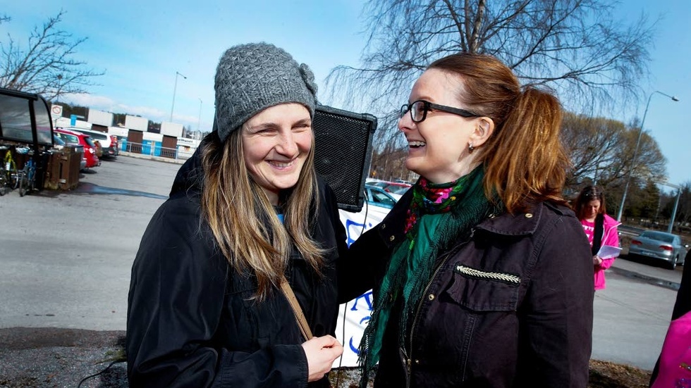 LYCKLIG. För drygt två veckor sedan betalades Alina-Elena Dimas faktura på 32 600 vid en manifestation på landstingshuset. Jenny Larsson från Medmänniskor i Luleå var glad. I dag är hon tagen över den nya summan.