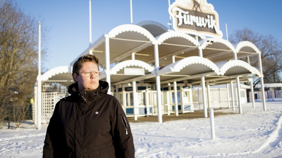 Sandra Wilke, vd Furuviksparken utanför djurparkens huvudentré på fredagen. Arkivbild.