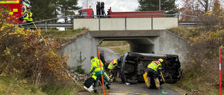 Bil voltade i rondell – och landade på cykelbana