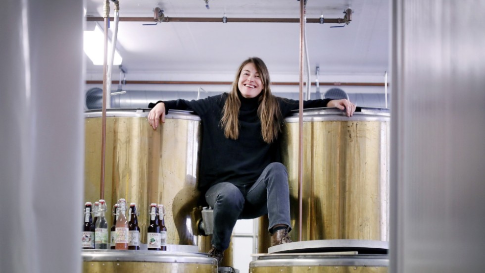 Först köpte Josefin Lagerhorn ett bryggeri på Blocket, sedan valde hon att satsa i Flen. "Jag plockar det som finns här och i säsong", säger ägaren till Blacksta brygghus.