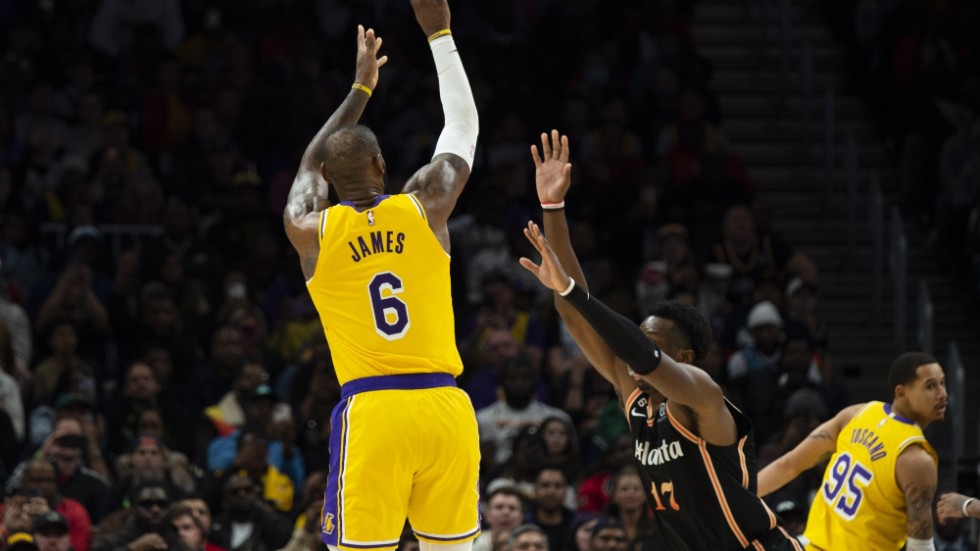 LeBron James sätter en trepoängare i matchen mot Atlanta Hawks på bortaplan.