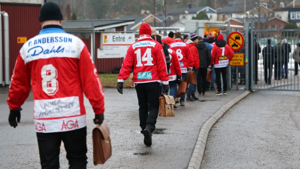 Kö med bandyportföljer in till Grosvad på annandagen. Snart får de betala parkeringsavgift om de kommer till området under dagtid.