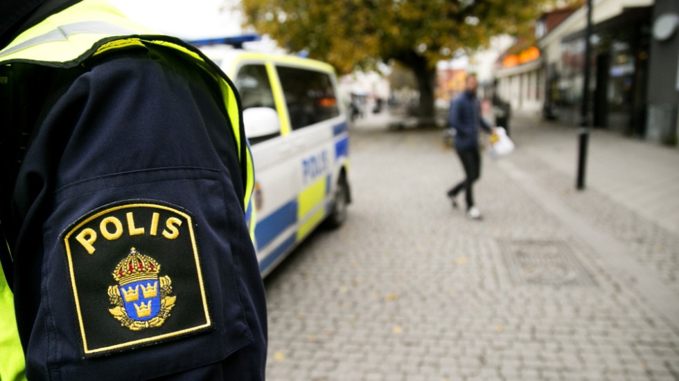 Polis på Östercentrum.