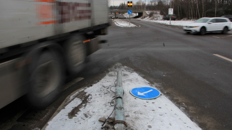 Trafikljuset blev överkört av lastbil under fredagen, dock ej fordonen på bilden.