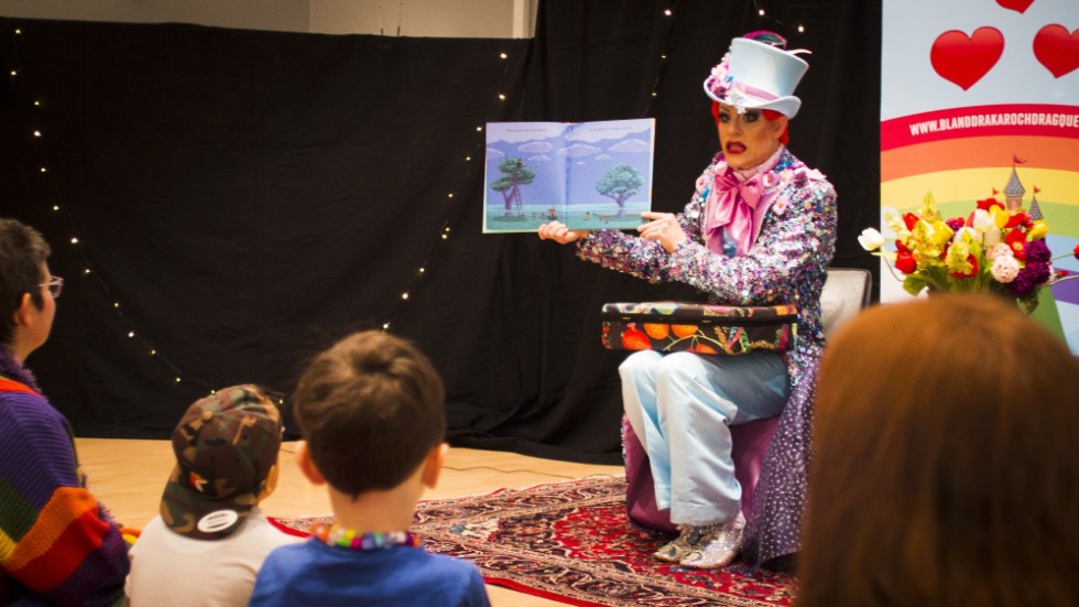Teatersällskapet "Bland drakar och dragqueens" är jättepopulärt, och blev inte mindre eftertraktat för att politiker velat inskränka möjligheten för bibliotek att boka dem för sagostunder. Härom veckan gästade drag-drottningen Björta Katrineholms bibliotek för att läsa sagor för barn. Det blev publiksuccé.