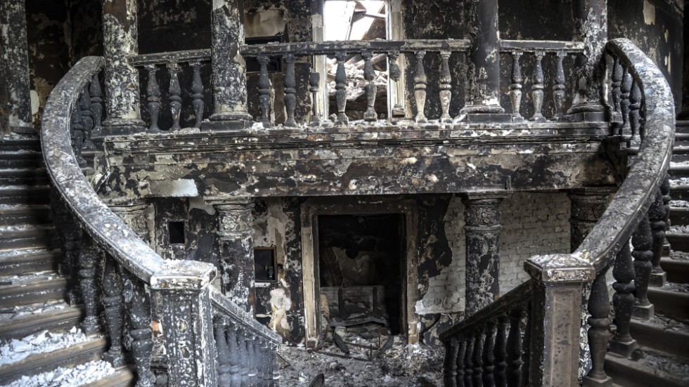 Ryssland planerar att starta en scenskola på platsen där Donetsks regionala teater i Mariupol tidigare låg. Den förstördes under en bombning förra våren. Bild från april 2022.