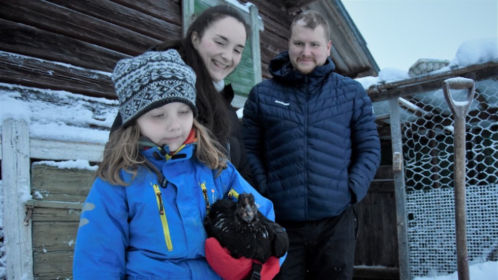 Thea, Roxane, Joel tillsammans med en av hönorna på gården. I framtiden hoppas familjen kunna bli självförsörjande på bland annat ägg.