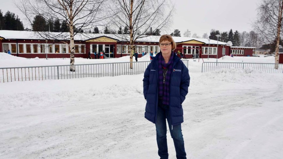 Torpgärdsskolans rektor Kerstin Österlind står framför bussfickan som gjordes när skolan byggdes ut. " Många bilar parkerar också i bussfickan. I januari stod en bil framför bussen som inte tog sig ut."