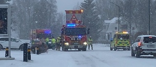 Personbil körde in i stolpe – trafiken släpps på växelvis