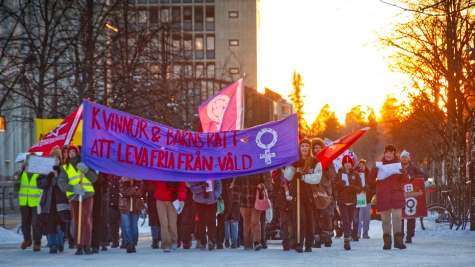 Medlemmar från ett flertal vänster- och kvinnorättsorganisationer samlades i Luleå på Internationella kvinnodagen för att demonstrera mot mäns våld mot kvinnor och barn. 