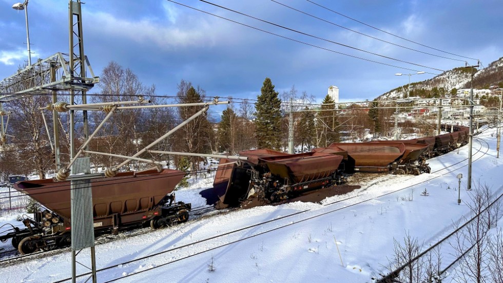 Drygt 30 av malmtågets 68 vagnar berördes av söndagens urspårning. Resten stod kvar på rälsen.
