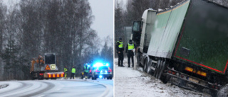 Lastbil körde i diket – trafikstörningar på riksväg 40 • Se video från platsen