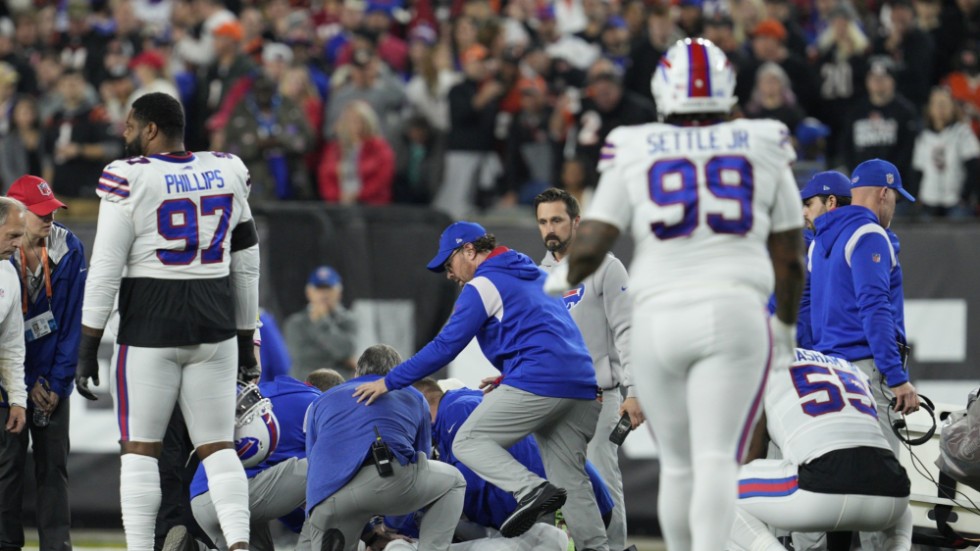 Damar Hamlin som spelar för NFL-laget Buffalo Bills kollapsade på plan efter en tackling i matchen mot Cincinnati Bengals.