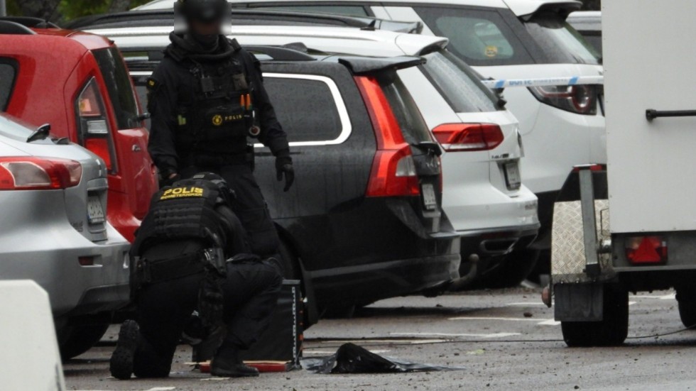 Vid 19.30-tiden på lördagen påbörjade bombskyddet en insats för att hantera det misstänkta föremålet.