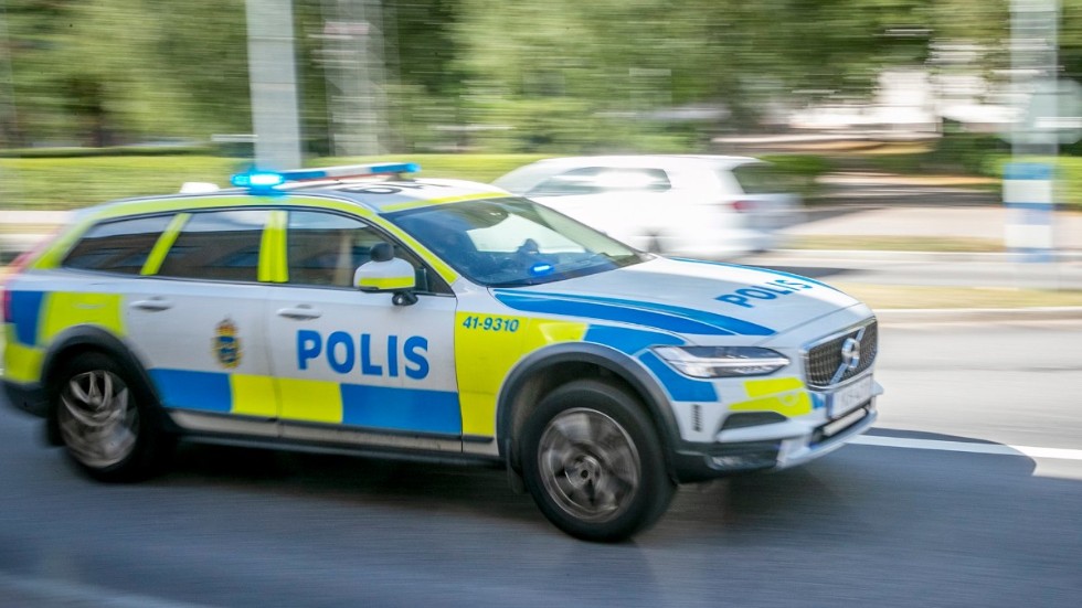 Polis stoppade en man som körde moped utan hjälm och utan förarbevis eller körkort. 