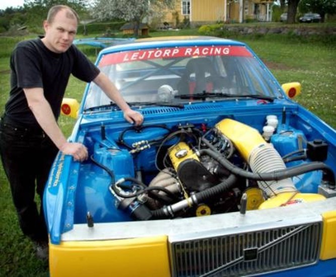 Det är en stolt Christer Jonsson som här visar motorn på 245 hästkrafter i den Volvo 740 han byggt om till en finfin rallycrossbil.Foto: Ingemar Petersson