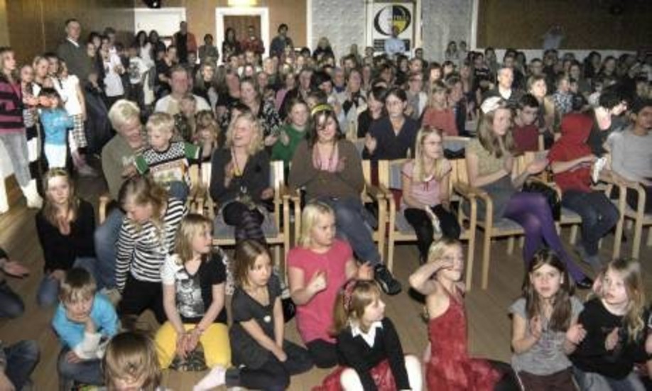 Det var alldeles fullsatt i Gamleby fritidsgård i går kväll när ”Sing star”-tävlingen avgjordes. 30 ungdomar framförde 18 nummer inför över 200 personer.  FOTO: HANS BRANDIN