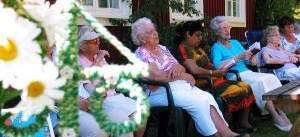 Pensionärer bjudna på midsommarfirande