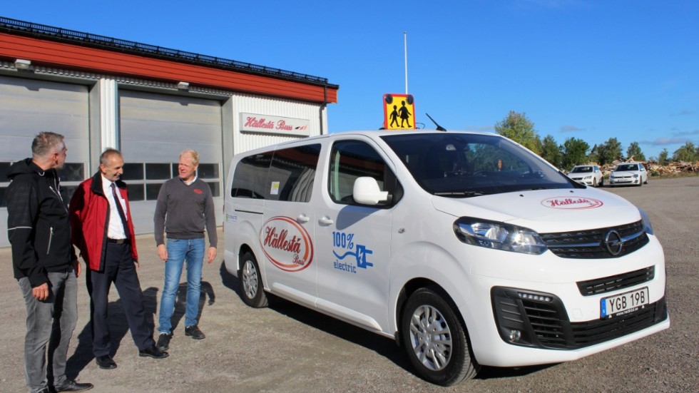 Finspångs kommuns trafikingenjör Joakim Joge, busschaufför Hasse Eriksson och Hällesta buss ägare Mats Johansson i samspråk vid nya fordonet.