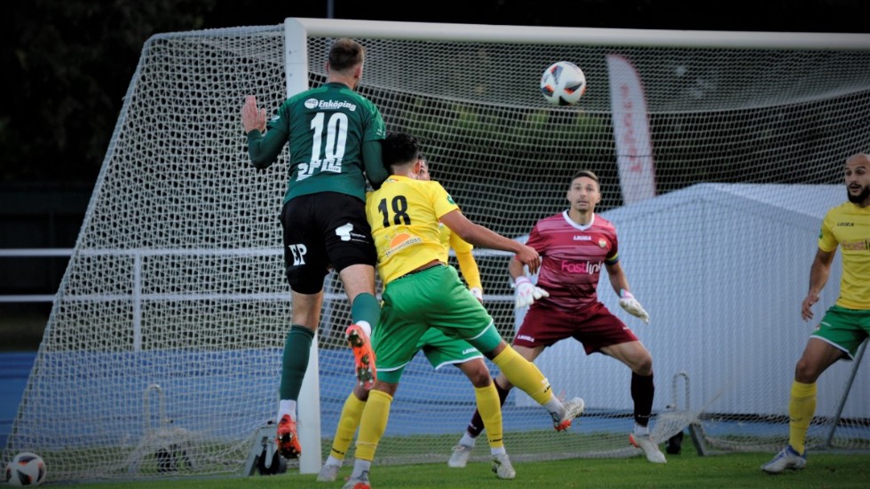 Linus Zetterström nådde högst och nickade in 1-0 för ESK mot Dalkurd. han gjorde båda målen mot Arlanda i våras.