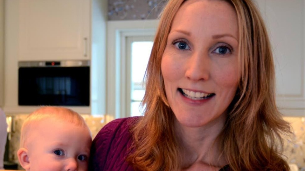 Camilla Elander, med dotterns Siri på sin arm, har just flyttat tillbaka till Loftahammar. Att skolan fanns kvar var en förutsättning.