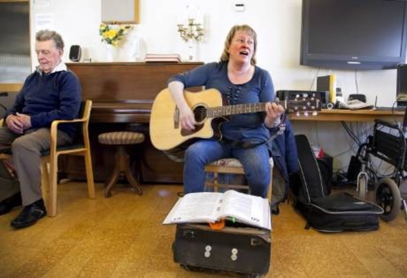 Margareta Johansson från Frödinge åker runt och underhåller boende på olika institutuiner i Västervik, Vimmerby och Hultsfreds kommuner. I förra veckan var hon på Dalsgården i Gunnebo.Foto: Anders Steiner