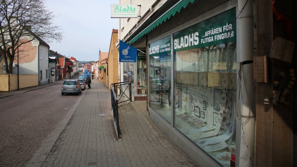 Nu har handarbetsbutiken lämnat Sevedegatan. "Vi ser helst en butik av något slag", säger fastighetsägaren.