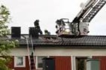 Förrådsbrand nära ödelägga radhus