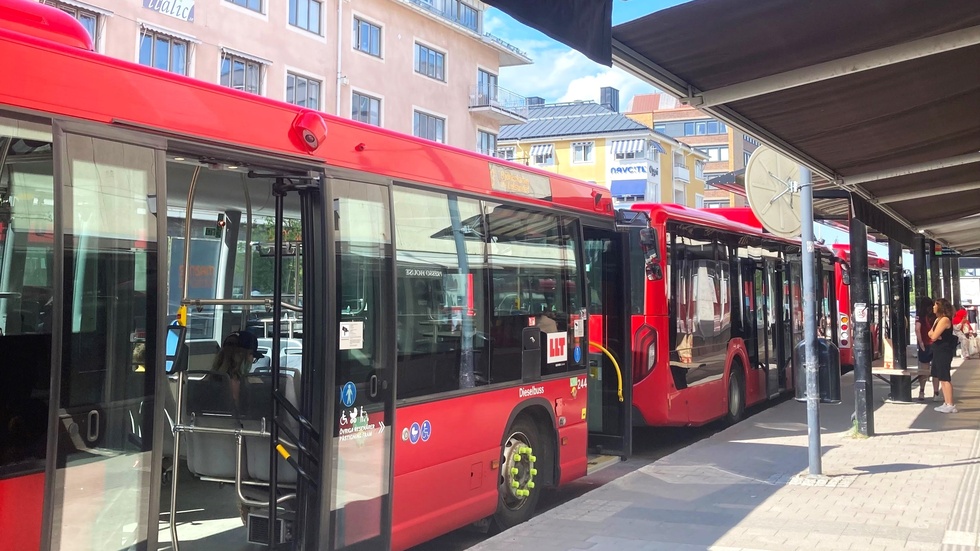 LLT:s bussar på rad längs Smedjegatan. Någon ny handlingsplan för att undersöka knarkhandel på bussarna blev det dock inte i Luleå efter att SD:s motion fick avslag.