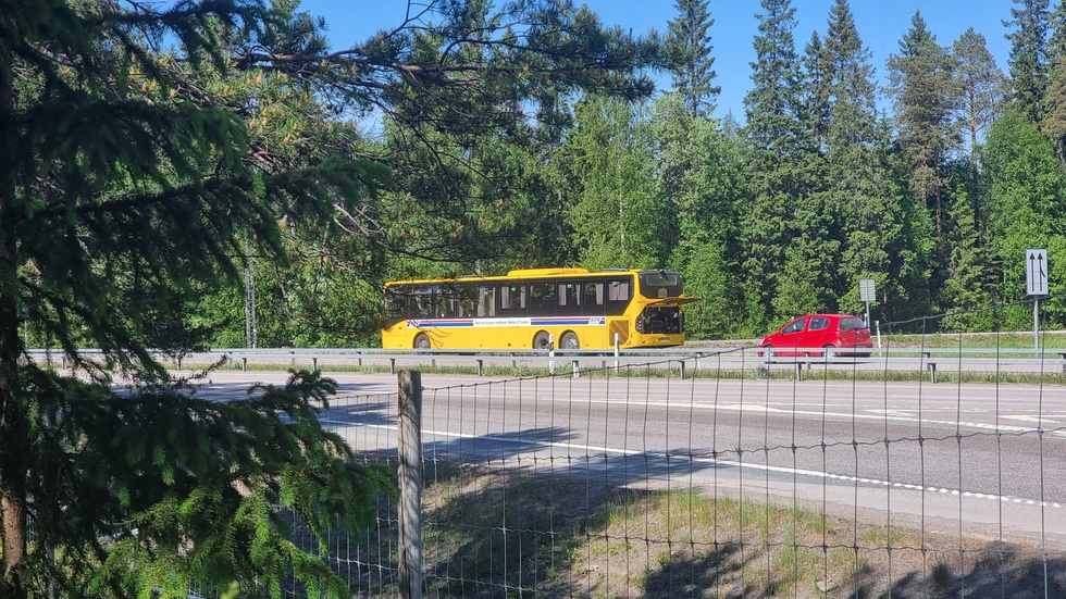 Bussen befinner sig fortfarande efter väg 97 men elden är släckt.