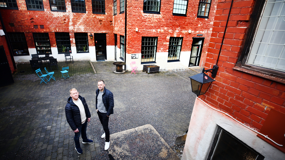 "Cirkeln är nu sluten", konstaterar Mattias Stjernström, till höger på bilden, när de nu köpt tillbaka fastigheten där deras själ finns, Valfisken 2 på Smedjegatan 33. Till vänster kollegan Tobias Spångberg.