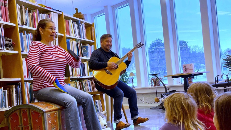 Sari Oja, Övertorneå kommun, och Göran Lahti, Språkcentrum meänkieli, sjöng med barnen när Meänkielidagen firades på Nordkalottenbiblioteket.