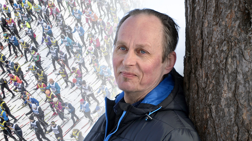 Författaren Mikael Niemi, som åker sitt 12:e Vasalopp på söndag, fullkomligen älskar starten i Berga by. "Alla dessa människor som delar min kärlek till skidåkning", säger han.