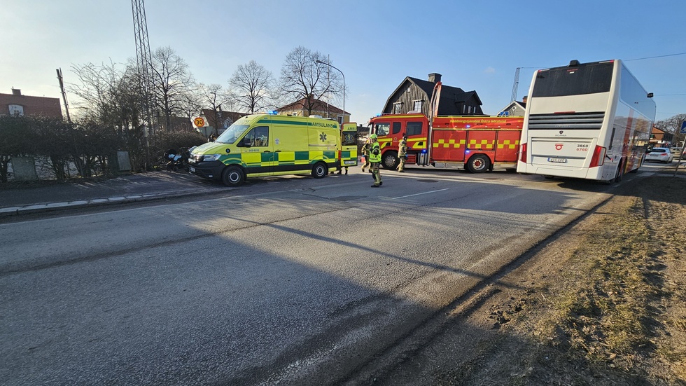 En kvinna på cykel kördes på av en cyklist och fick livshotande skador.