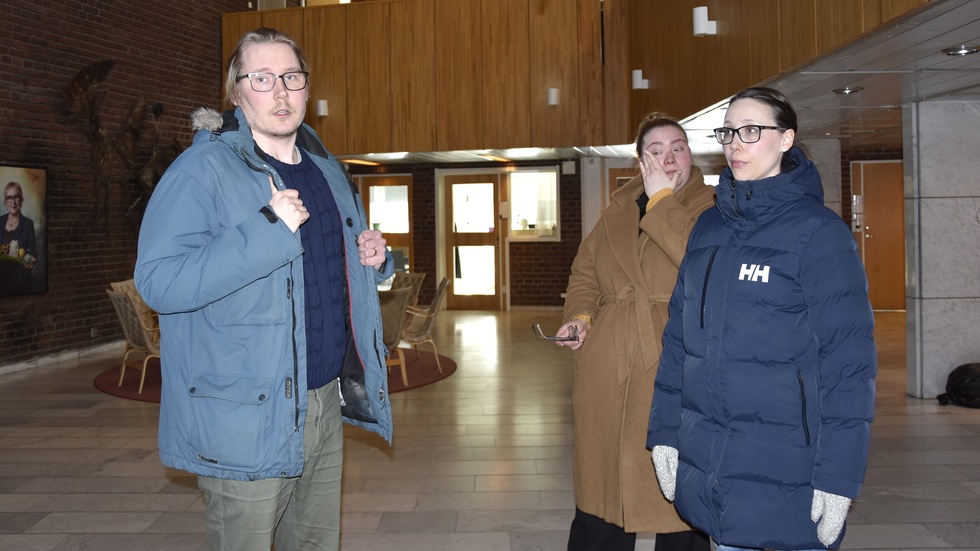Besvikna föräldrar kort efter beslutet. Jari Leskinen, Julia Westman och Nina Björnfot.