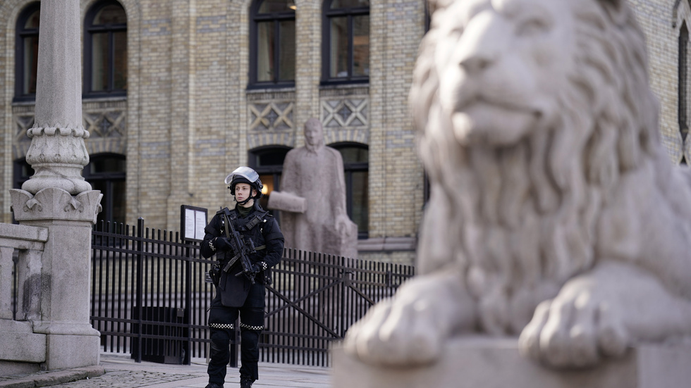 Beväpnad polis utanför stortinget.