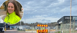 Därför leds trafiken i industriområdet om – grop mitt i korsning