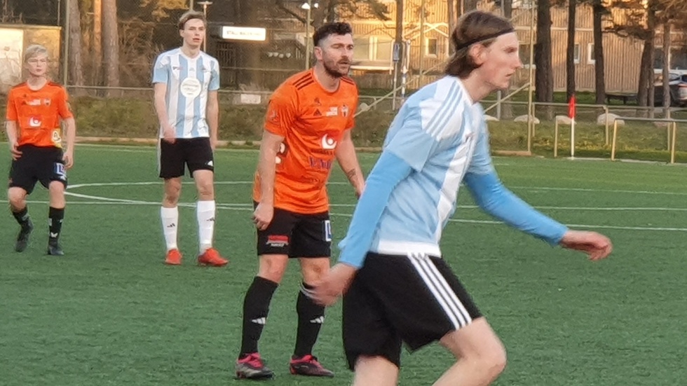 FC Gutes tränare Christophe Lallet hoppade in i startelvan i division 4-premiären.