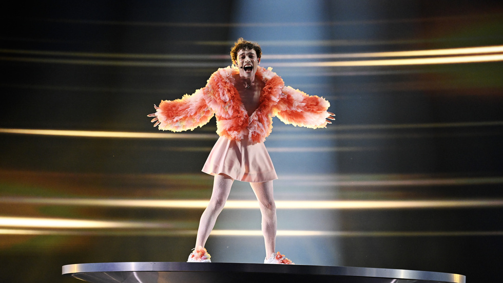 Nemo som representerar Schweiz med låten “The code” är en av favoriterna att vinna kvällens Eurovision, och Viktoria Janssons personliga favorit. 