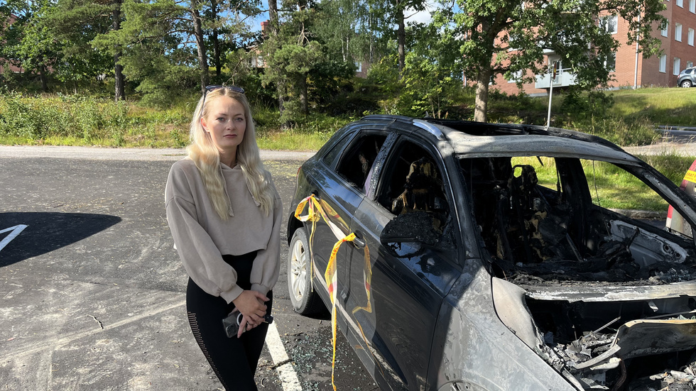 Ida Evertssons bil förstördes helt i nattens brand i Finspång. "Jag kan köpa ny, det är inte mer än så. Men det är mycket krångel och fix nu för att skaffa den", säger hon.