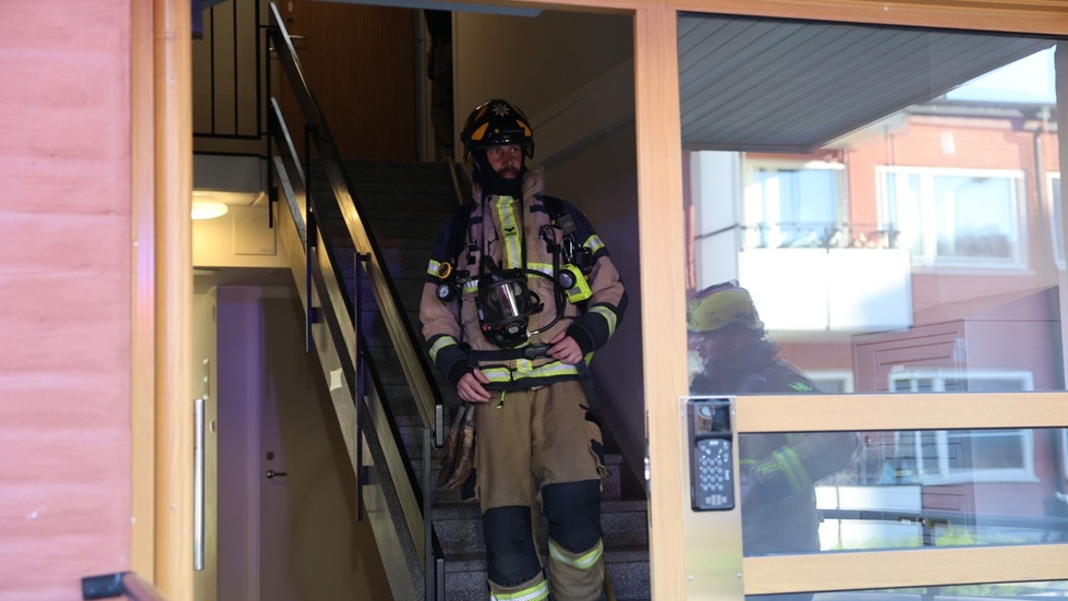 Räddningstjänsten släcker en balkongbrand i Uppsala. 