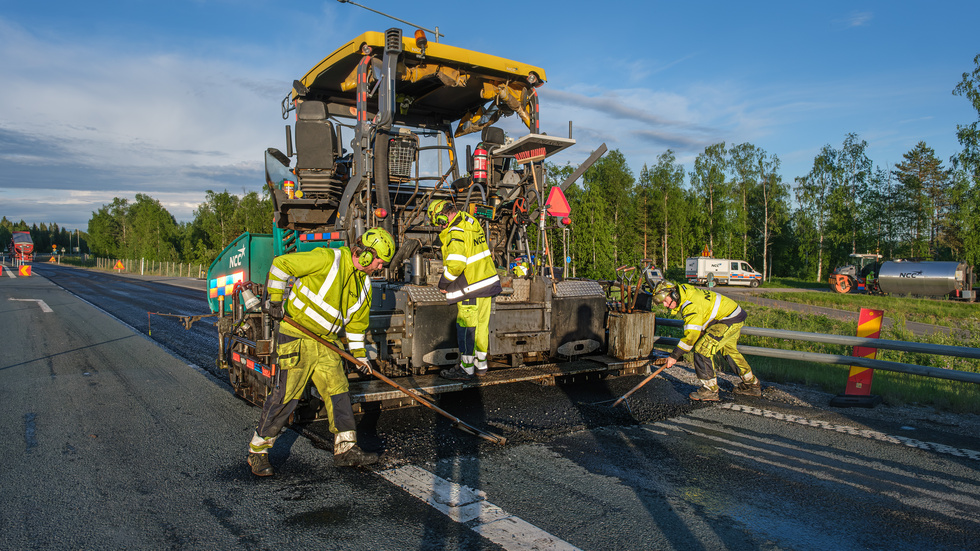 I väntan på lastbilen med asfalt blir det en liten paus. Nu jämnas asfaltskarven till bakom asfaltläggaren.